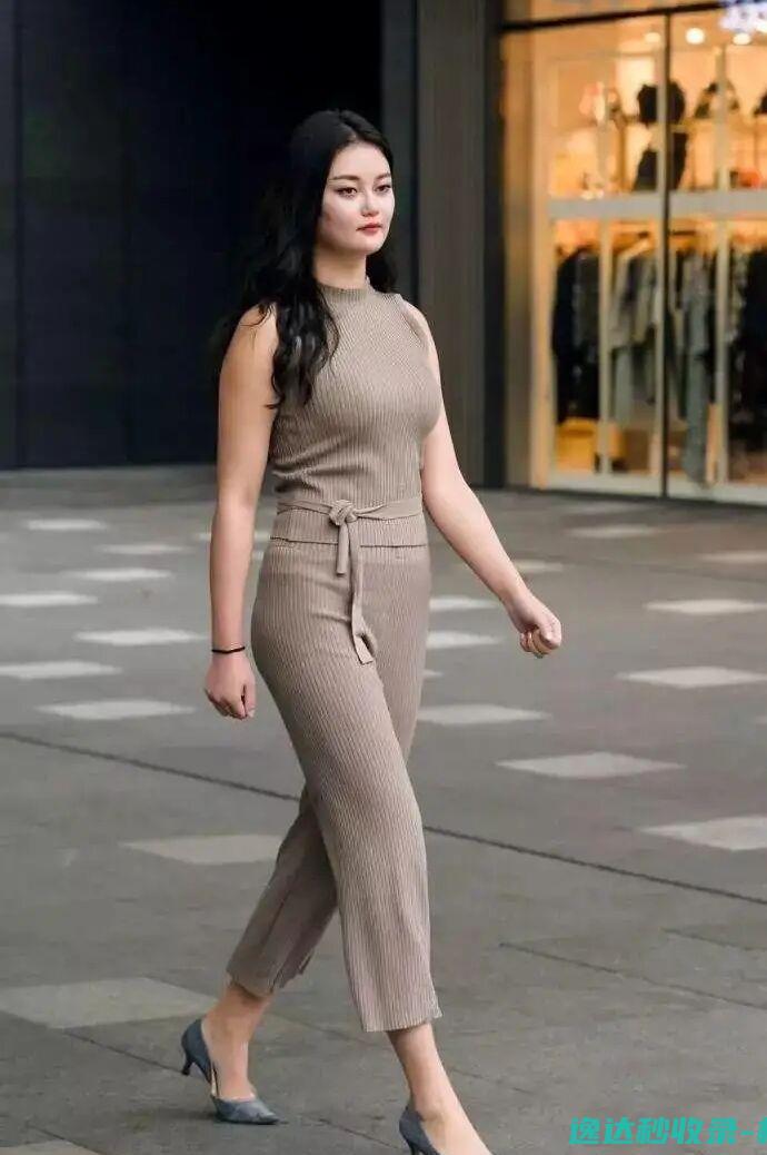 “游泳圈”令人无奈,但更要注重穿搭技巧,一不小心挤出肉肉了!_美女欣赏