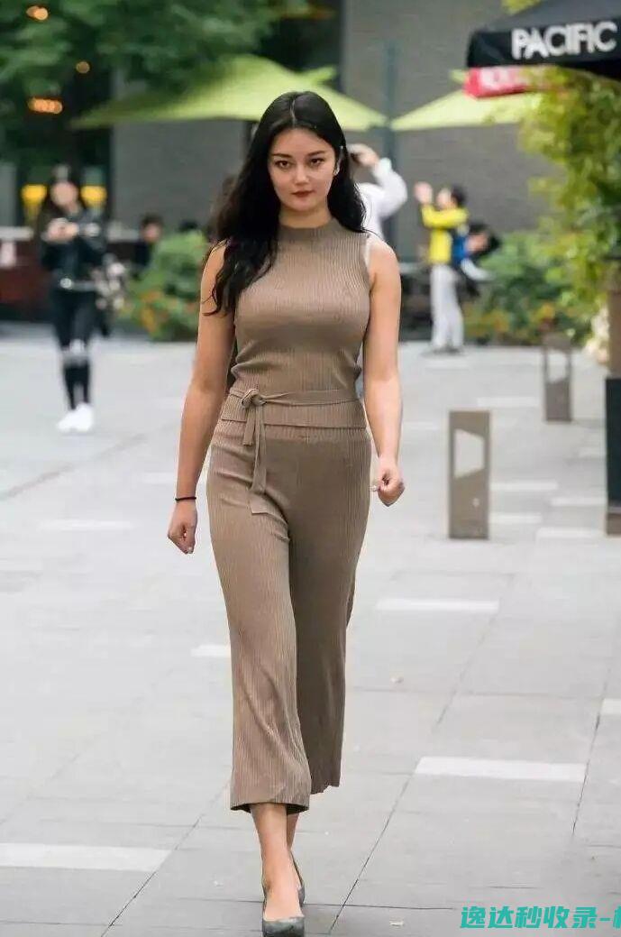 “游泳圈”令人无奈,但更要注重穿搭技巧,一不小心挤出肉肉了!_美女欣赏
